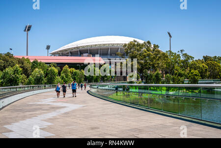 Il 31 dicembre 2018, Adelaide Australia del Sud : la gente sulla curva di argine passerella sul fiume Torrens e Adelaide Oval stadium in background in Ade Foto Stock