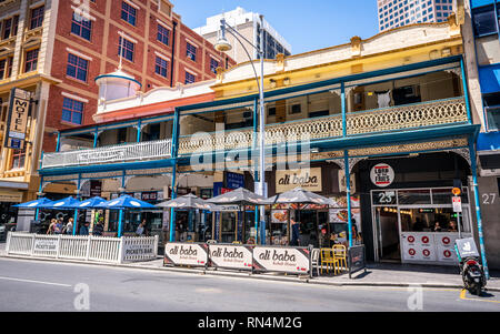 Il 31 dicembre 2018, Adelaide Australia del Sud : storici edifici in stile vittoriano su Hindley Street ora trasformata in ristoranti e kebad house di Adelaide Foto Stock