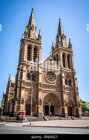 Il 31 dicembre 2018, Adelaide Australia del Sud : vista verticale frontale di San Pietro facciata della Cattedrale una cattedrale anglicana chiesa in Adelaide SA Austral Foto Stock