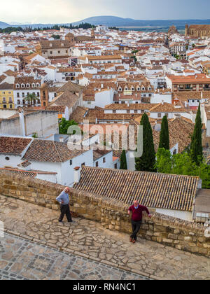 I bastioni dell'alcazaba, o fortezza moresca, ad Antequera, un'antica città dell'Andalusia, Spagna. Foto Stock