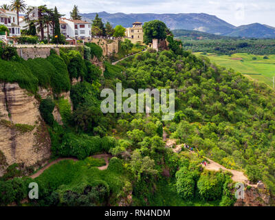 I turisti in una piattaforma di osservazione che si affaccia sulla El Tajo Gorge in Ronda, un patrimonio comune e una popolare destinazione turistica in Andalusia, Spagna. Foto Stock