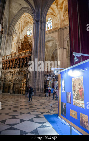 Un cartello informativo all'interno della Cattedrale di Siviglia. Foto Stock