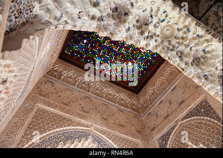 Il soffitto del Mirador de Daraxa all'Alhambra, un complesso di palazzi moreschi del XIII secolo a Granada, Spagna. Foto Stock