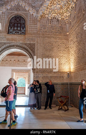 I turisti in Sala de Dos Hermanas, Sala delle Due Sorelle, all'Alhambra, un tredicesimo secolo palazzo moresco complesso in Granada, Spagna. Costruito su Roma Foto Stock