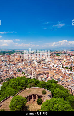 Una vista su Granada dalla parte superiore dell'originale cittadella, noto come Alcazaba, all'Alhambra, un tredicesimo secolo palazzo moresco complesso in Granada, Spagna. Foto Stock