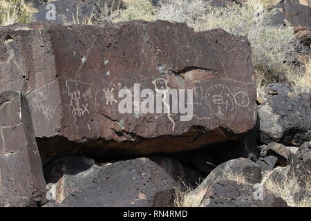 Antico nativo americana di arte rupestre lungo la rinconada Trail nel Petroglyph National Monument, Albuquerque, Nuovo Messico Foto Stock