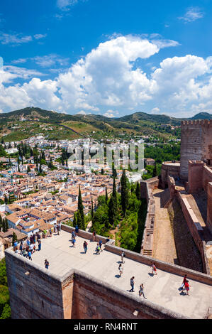 I turisti sulle pareti della cittadella originale, noto come Alcazaba, all'Alhambra, un tredicesimo secolo palazzo moresco complesso in Granada, Spagna. Costruito su R Foto Stock