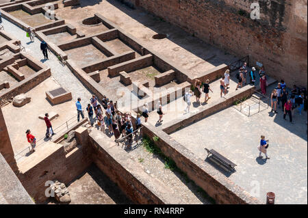 I turisti all'interno della cittadella originale, noto come Alcazaba, all'Alhambra, un tredicesimo secolo palazzo moresco complesso in Granada, Spagna. Costruito sulle rovine Romane Foto Stock