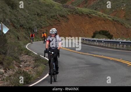 I ciclisti amano cavalcare la strada ventosa lungo Marin Headlands perché offre una vista eccellente del Golden Gate Bridge e San Francisco. Foto Stock