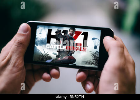 Primo piano dello schermo di iPhone con H1Z1 Battle Royale Gioco Mobile riprodotti sullo smartphone Foto Stock