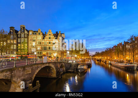 Amsterdam Paesi Bassi, sunset city skyline di casa olandese a canal waterfront Foto Stock