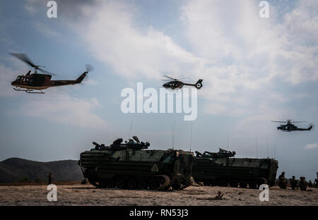 Royal Thai, Repubblica di Corea e gli Stati Uniti Marines condurre un assalto anfibio esercizio durante l'esercizio Cobra oro a Hat Yao beach, Sattahip, Regno di Thailandia, Feb 16, 2019. Cobra Gold dimostra l'impegno del Regno di Tailandia e gli Stati Uniti alla nostra lunga alleanza, promuove partenariati regionali e avanza la sicurezza e la cooperazione nella regione Indo-Pacifico. I marines sono con il Battaglione Team di atterraggio, 1° Battaglione, 4° Reggimento Marine. (U.S. Marine Corps photo by Staff Sgt. Matteo J.) di Bragg Foto Stock