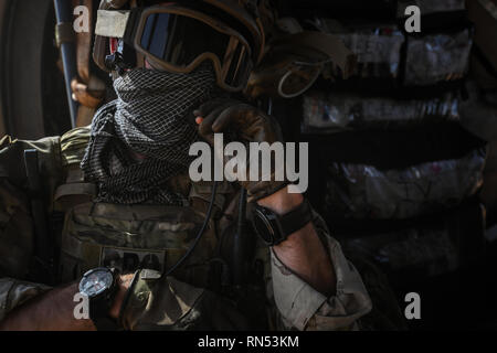 Un U.S. Air Force combat rescue officer assegnato all'ottantaduesima Expeditionary squadrone di salvataggio, distribuito come supporto della Combined Joint Task Force - Corno d Africa (CJTF-HOA), corse in un HH-60G Pavehawk elicottero gamma durante la formazione condotta in Africa Orientale, Febbraio 9, 2019. CJTF-HOA è una multinazionale di sforzo per condurre la cooperazione in materia di sicurezza, combattere l'estremismo violento e permettere la libertà di circolazione in Africa orientale al fine di difendere gli interessi degli Stati Uniti e di sostegno allineato gli sforzi regionali. (U.S. Air Force Photo by Staff Sgt. Corban D. Lundborg) Foto Stock