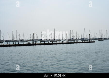 Barche a vela ormeggiata nel porto turistico sul Lago Michigan a Chicago, Illinois Foto Stock