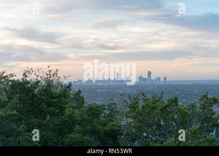 Il centro di Austin Skyline a picco sulla parte superiore degli alberi dalla distanza Foto Stock