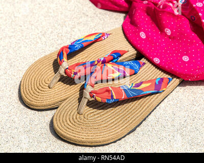 Sfondo Sfondo sabbia estate pantofole e Magic color corallo Pareo in Gili Trawangan, Indonesia. Foto Stock
