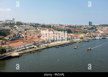 Vista in direzione di Vila Nova de Gaia attraverso il fiume Douro, Porto, Portogallo Foto Stock