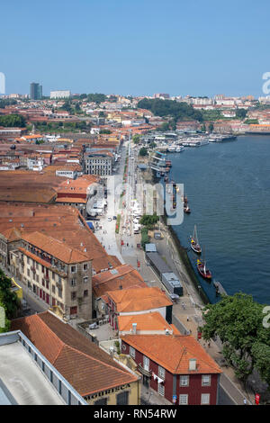 Il distretto di Vila Nova de Gaia sul fiume Douro a Porto in Portogallo, che è la casa della città famose case di porta Foto Stock