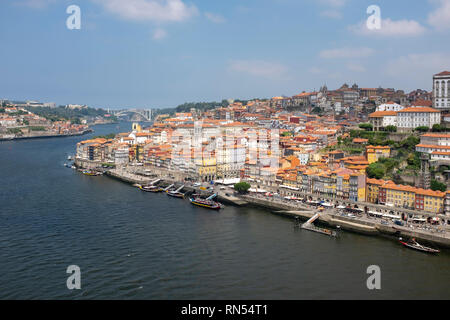 Gli edifici colorati del quartiere Ribeira di Porto, Portogallo. Il Cais da Ribeira riverfront promenade è particolarmente popolare con i turisti Foto Stock
