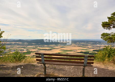 Vista sulla table mountain STAFFELBERG vicino alla cittadina di Bad Staffelstein, Baviera, regione Alta Franconia, Germania Foto Stock