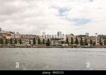 Vista in direzione di Vila Nova de Gaia attraverso il fiume Douro dal Porto, Portogallo, in un giorno nuvoloso Foto Stock