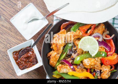 Il pollo cotto fajita in padella pronti a servire. Foto Stock