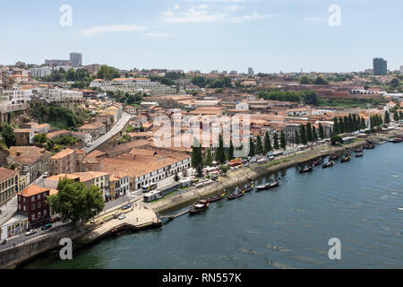Vista in direzione di Vila Nova de Gaia attraverso il fiume Douro, Porto, Portogallo Foto Stock