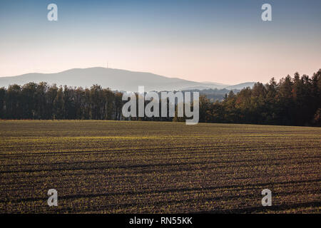 Bel tramonto sulle colline con alberi e campo foto colorate, paesaggio ceco Foto Stock