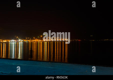 Luce sulla città Baska,con il mare e la spiaggia, Croazia Foto Stock