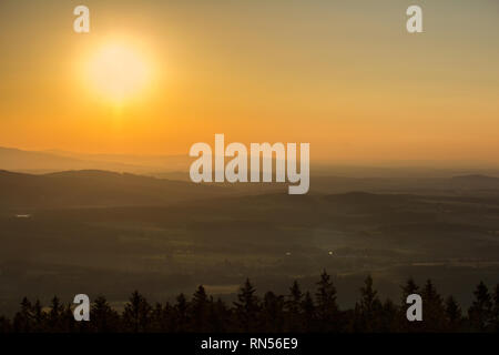 Bel tramonto sulle colline con sun da kravi montagne paesaggio ceco Foto Stock