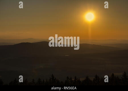 Bel tramonto sulle colline da kravi montagne paesaggio ceco Foto Stock