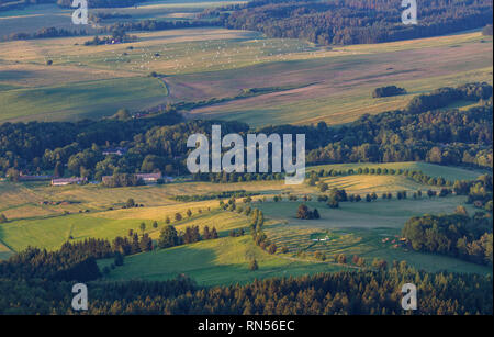 Bel dettaglio sugli alberi e piccole case da kravi montagne paesaggio ceco Foto Stock