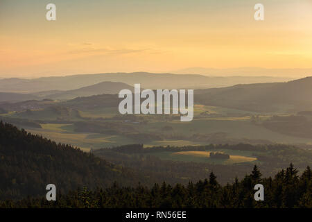 Bel tramonto sulla foresta e gli alberi da kravi montagne paesaggio ceco Foto Stock