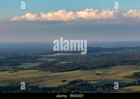 Bella vista da kravi montagne di nuvole, paesaggio ceco Foto Stock