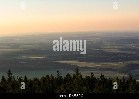 Bel tramonto sulla foresta da kravi montagne paesaggio ceco Foto Stock