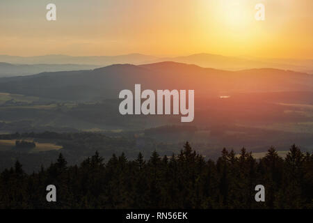 Bella vista al tramonto da kravi montagne paesaggio ceco Foto Stock