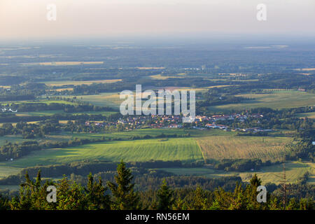 Bella vista al piccolo villaggio di montagna kravi sul tramonto, paesaggio ceco Foto Stock