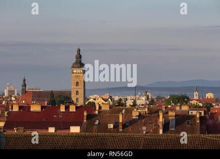 Città di Ceske Budejovice con torre nera nella luce del mattino Foto Stock
