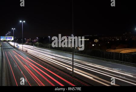 Regno Unito autostrada di notte con percorsi di luce Foto Stock