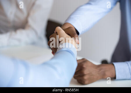 Chiudere fino in bianco e nero e imprenditori caucasica stringono le mani Foto Stock