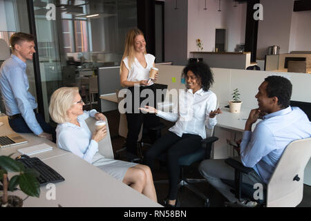 Colleghi prendere una pausa durante la giornata lavorativa di bere il caffè e chat Foto Stock