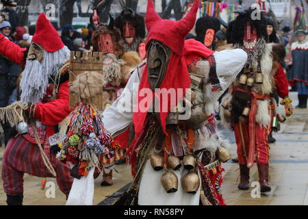 Masquerade Surva festival di Pernik, Bulgaria. Persone con maschera chiamata Kukeri danza e eseguire per spaventare gli spiriti maligni. Foto Stock