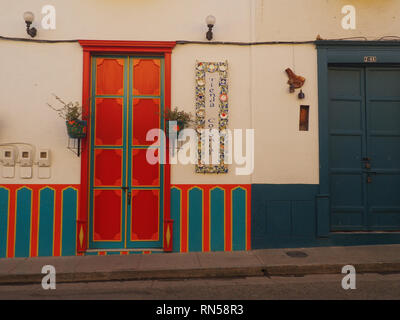 In stile coloniale e case colorate nel Jardin, Colombia Foto Stock