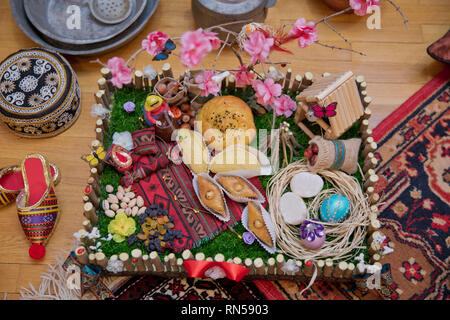 Uva passa nera, uva sultanina. shecurbura. Cresciuto. Shorgogal, un tradizionale pasticceria salata dall'Azerbaigian, su sfondo bianco . Azerbaijani Foto Stock