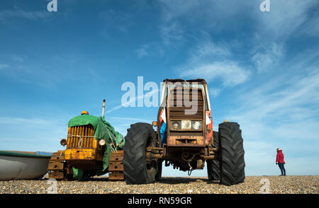 Vecchio arrugginito tutti i terreni di veicoli su una spiaggia di ghiaia Foto Stock
