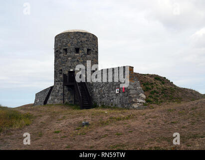 Il Loopholed Martello Rousse torre n. 11 si affaccia su Le Grand Havre Bay sulla via costiera sull isola di Guernsey, Isole del Canale.UK. Foto Stock