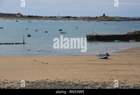 Il Loopholed Martello Rousse Torre che sovrasta la pesca Barche nel porto Amarreurs su Le Grand Havre Bay, Guernsey, Isole del Canale.UK. Foto Stock