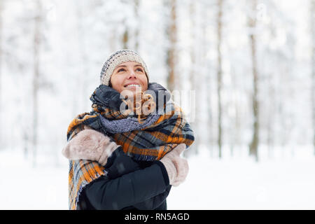 Felice giovane donna godendo di inverno Foto Stock