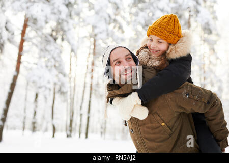 Padre e figlia nella foresta di inverno Foto Stock