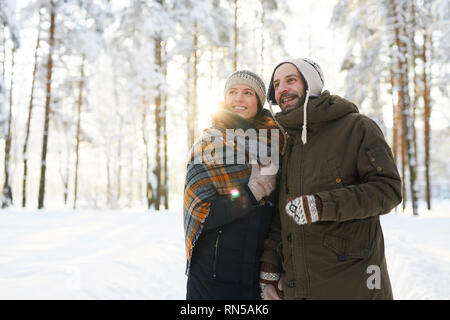 Coppia felice godendo di inverno Foto Stock